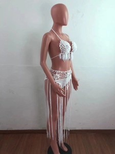 Détail d'un ensemble de plage au crochet blanc avec longues franges et haut licou fleuri