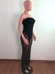 Détail du tissu en dentelle noire transparente et texture de maille florale sur la combinaison