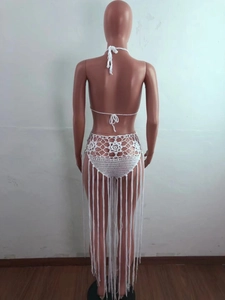 Détail d'un ensemble de plage en crochet blanc avec de longues franges bohèmes
