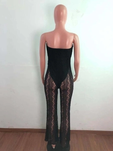 Vue arrière d'une combinaison en dentelle noire avec dos nu et jambes semi-transparentes