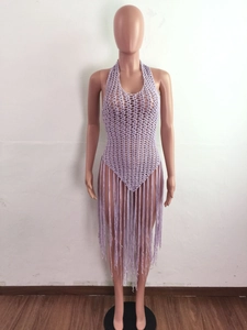 Détail d'un haut licou au crochet lavande avec motifs ajourés et longues franges fluides