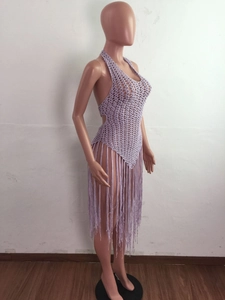 Détail de la robe de plage crochetée lilas avec maille ajourée et de longues franges