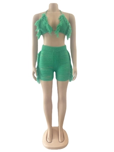 Completo crochet verde con top bikini con nappe e pantaloncini con frange