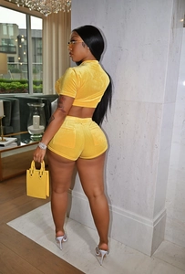 Détail de la texture velours sur l'ensemble jaune crop top et short deux pièces