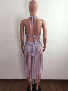 Détail d'une robe de plage au crochet lavande avec dos nu et longues franges fluides