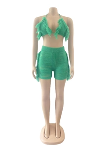 Set mare in maglia verde con top corto con frange e pantaloncini trasparenti