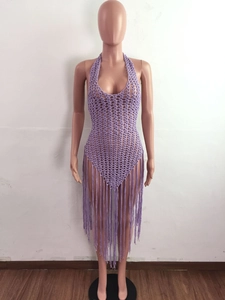 Détail de robe de plage au crochet mauve avec maille ajourée et longues franges de style