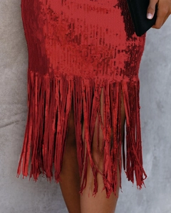 Detail eines roten Paillettenrocks mit hoher Taille, Fransenquasten und Schimmereffekt