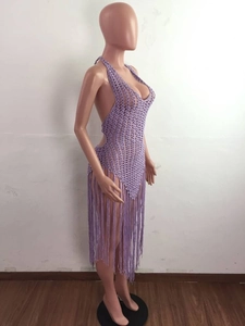Vue latérale détaillée d'une robe de plage au crochet mauve avec de longues franges