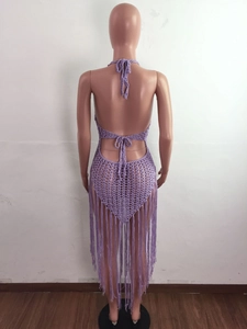 Détail de la robe de plage en crochet lavande avec dos nu et longues franges fluides