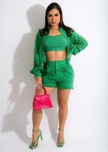 Tenue trois pièces verte en dentelle au crochet avec veste bouffante et short effiloché