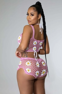 Vista trasera de conjunto de ganchillo rosa con patrones de margaritas y top con cuello