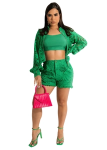 Détail de l'ensemble en dentelle verte pour femme avec veste bouffante et short