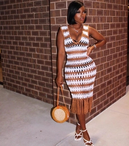 Détail de la robe au crochet à rayures blanches et brunes avec décolleté V et franges
