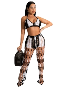 Detail der Häkelstruktur beim schwarz-weißen Boho-Strandset mit Neckholder-Top und Netzhose