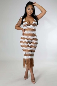 Détail du motif crocheté à la main et des franges sur cette robe de plage bohème chic