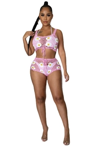 Detalle del conjunto de punto artesanal rosa con estampado de margaritas y top