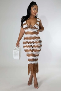 Détail de robe au crochet marron et blanc avec maille ajourée et franges longues