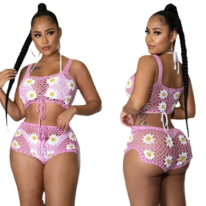 Conjunto de ganchillo rosa para mujer con margaritas 3D que incluye top corto y pantalones cortos
