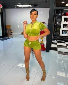 Détail de la texture en velours vert fluo du haut court et du short assorti pour femmes