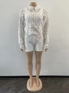 Détail de l'ensemble deux pièces en dentelle blanche avec motifs floraux et zip doré