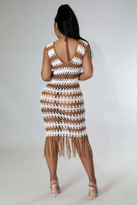 Vue détaillée de la robe en crochet dos nu avec motifs à rayures et ourlet à franges