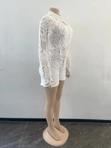 Vue détaillée de l'ensemble deux pièces en dentelle blanche avec broderie géométrique
