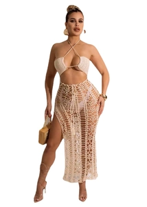 Dettaglio completo di set da spiaggia all'uncinetto con top halter e gonna lunga con frange