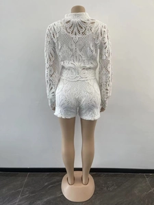 Vue arrière d'un ensemble deux pièces en dentelle blanche avec manches bouffantes chic