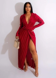 Détail de la texture plissée rouge foncé et de l'élégante fente haute sur une robe
