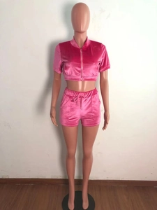 Détail d'un ensemble en velours rose avec haut à manches courtes et short à cordon