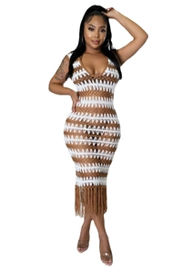Vue détaillée du motif en crochet et de l'ourlet à franges sur la robe sans manches