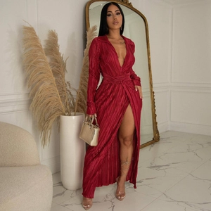 Robe longue plissée élégante à col en V profond en bordeaux avec fente haute sexy