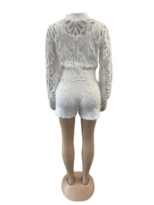 Détail de l'arrière de cet ensemble deux pièces en dentelle blanche aux motifs ajourés