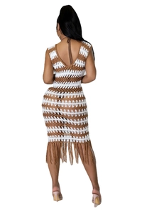 Détail de l'ourlet à franges en crochet et dos nu rayé sur une robe d'été tricotée