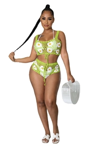 Detalle del conjunto de crochet verde con margaritas en 3D y top con cordón ajustable