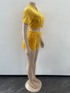 Vue latérale d'un ensemble deux pièces en velours jaune avec haut zippé et short à cordon