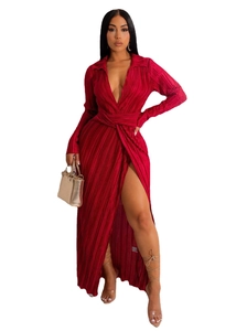 Détail d'une robe rouge plissée à manches longues avec fente haute et taille croisée