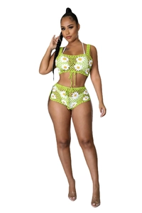 Detalle del conjunto de ganchillo verde lima con patrones de margaritas y textura calada
