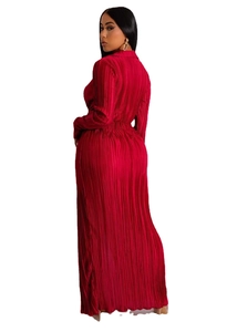 Détail de la robe maxi rouge plissée à manches longues avec texture de plis accordéon