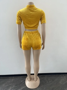 Vue arrière d'un ensemble deux pièces en velours jaune avec haut court et short assorti