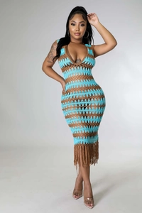 Détail de la robe au crochet marron et cyan avec texture ajourée et ourlet à franges