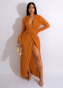 Détail de robe longue plissée orange à manches longues avec décolleté en V et fente