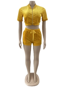 Détail d'un ensemble deux pièces en velours jaune avec haut court et short à cordon