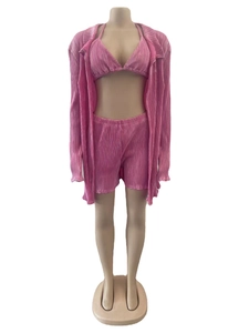 Détail d'un ensemble rose trois pièces avec short élastique et tissu plissé texturé