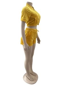 Détail d'un ensemble deux pièces en velours jaune avec haut à capuche court et short assorti