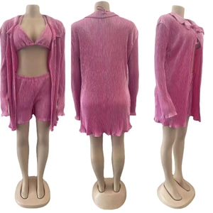 Vues détaillées de l'ensemble rose 3 pièces avec haut bikini, short et cardigan long
