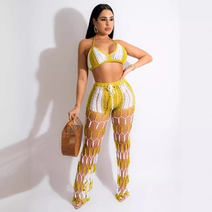 Gelb-weißes Häkel-Set für Damen mit Neckholder-Top und durchbrochener Netzhose für den Strand