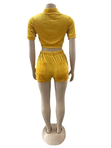 Vue arrière d'un ensemble deux pièces en velours jaune pour femme avec haut court et short