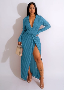 Détail de robe longue plissée bleu clair avec décolleté en V profond et fente haute